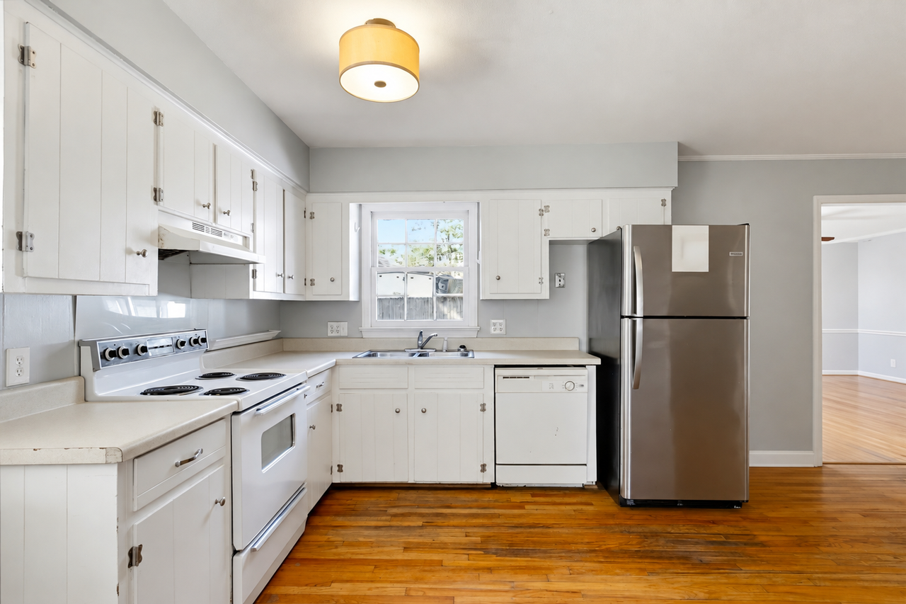 400 21st St E - Photo 6 of 29