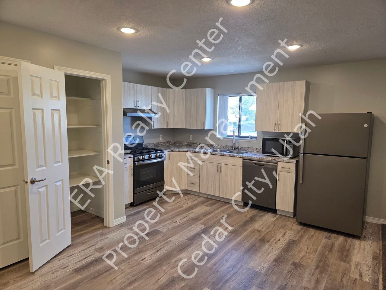 182 N 300 W - Photo 3 of 7