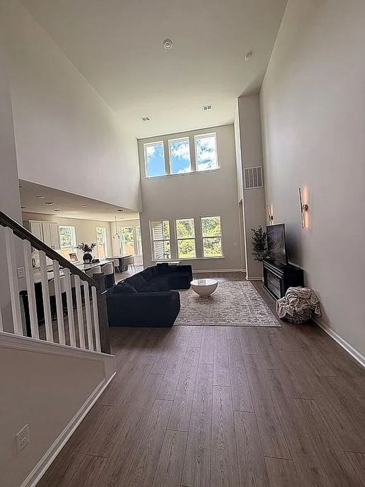 147 The Oaks Ave - Photo 2 of 19