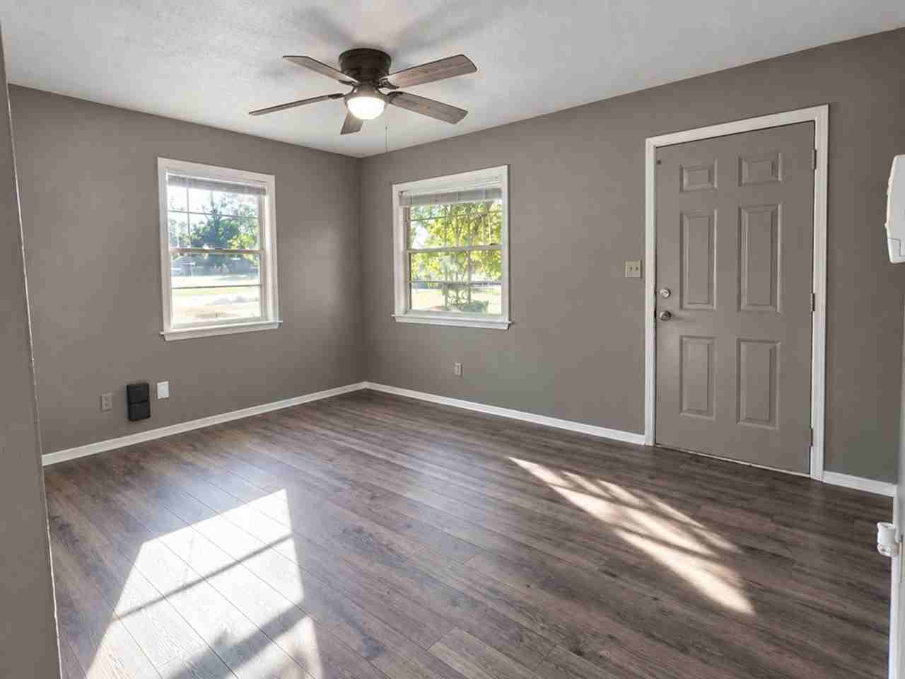 801 E 6th St - Photo 4 of 13