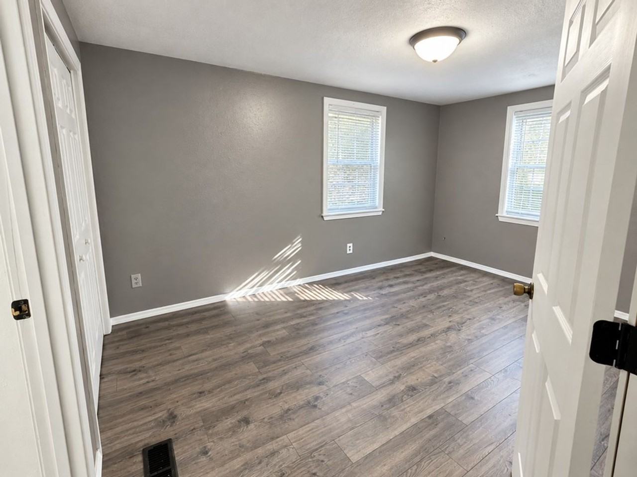 801 E 6th St - Photo 5 of 13