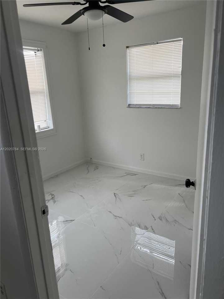 4809 Southwest 25th Street - Photo 4 of 6