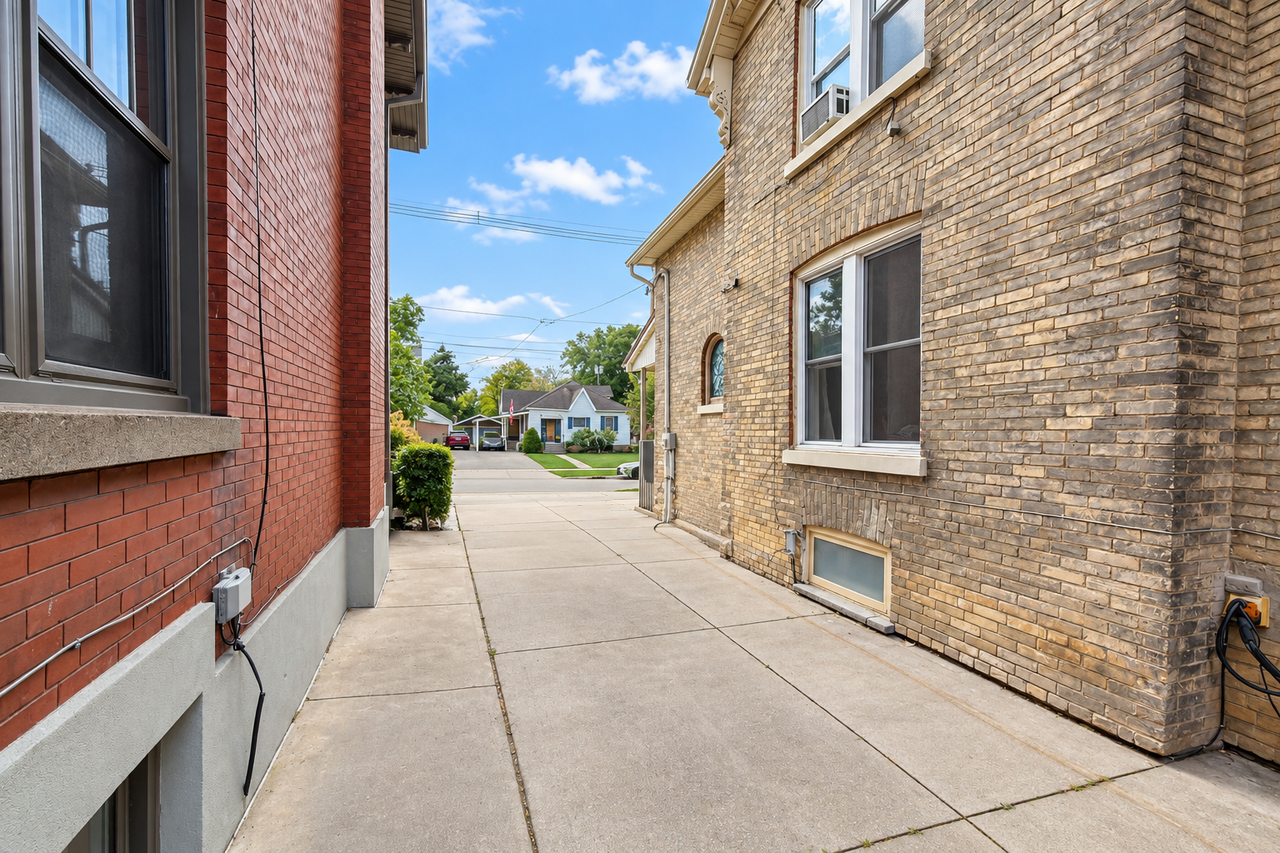 162 Tecumseh Avenue East - Photo 2 of 22