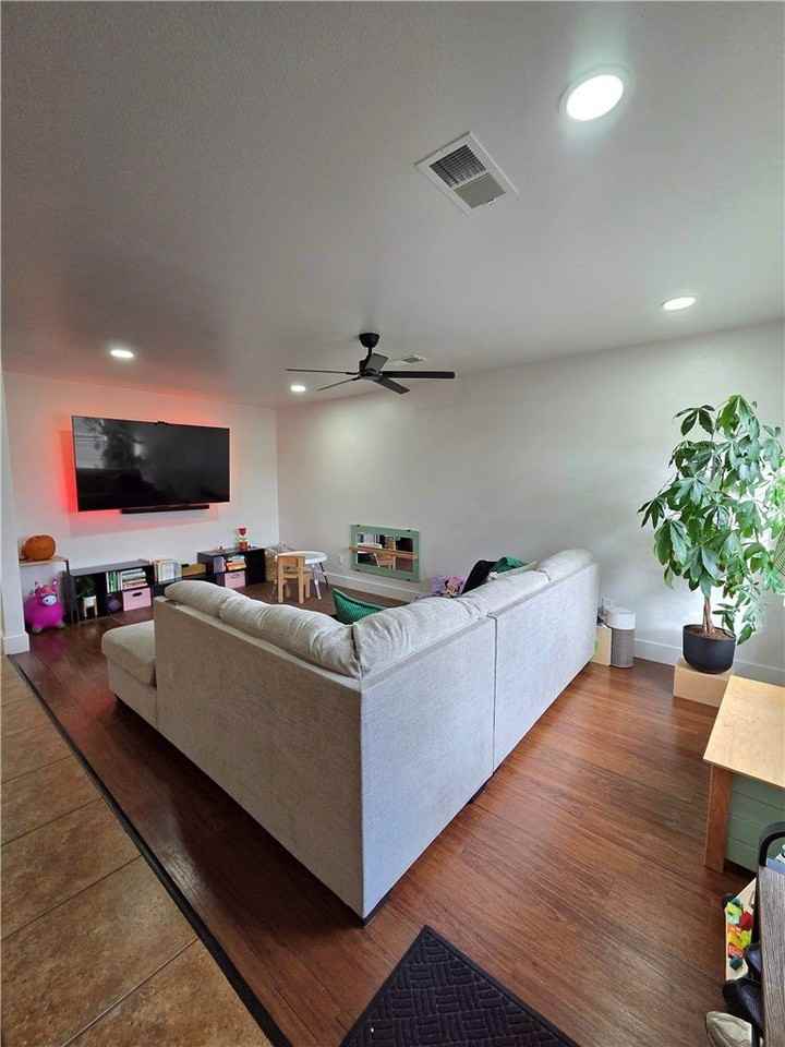 207 E Marietta Ct - Photo 2 of 16