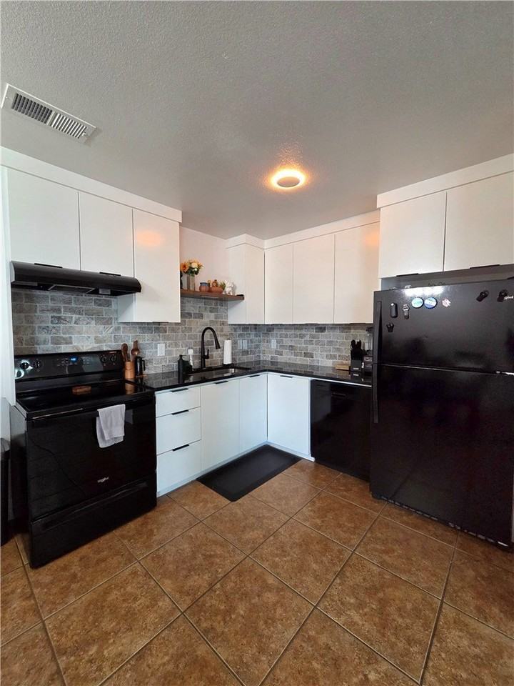 207 E Marietta Ct - Photo 4 of 16