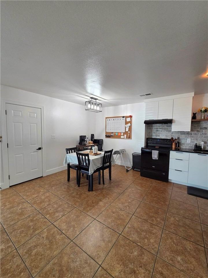 207 E Marietta Ct - Photo 6 of 16