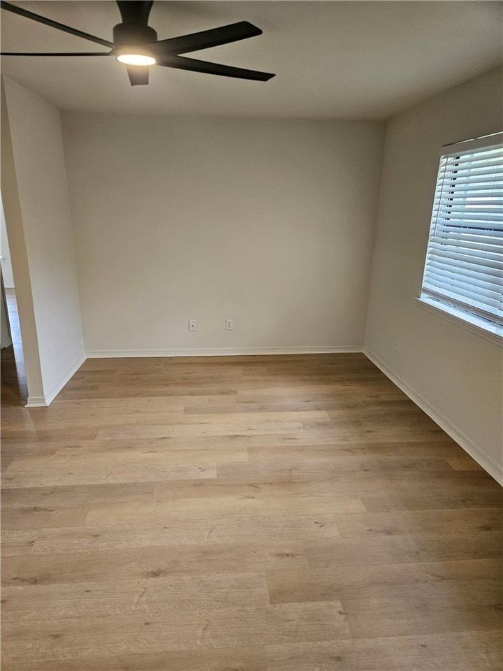 457 N Mission Blvd - Photo 3 of 17