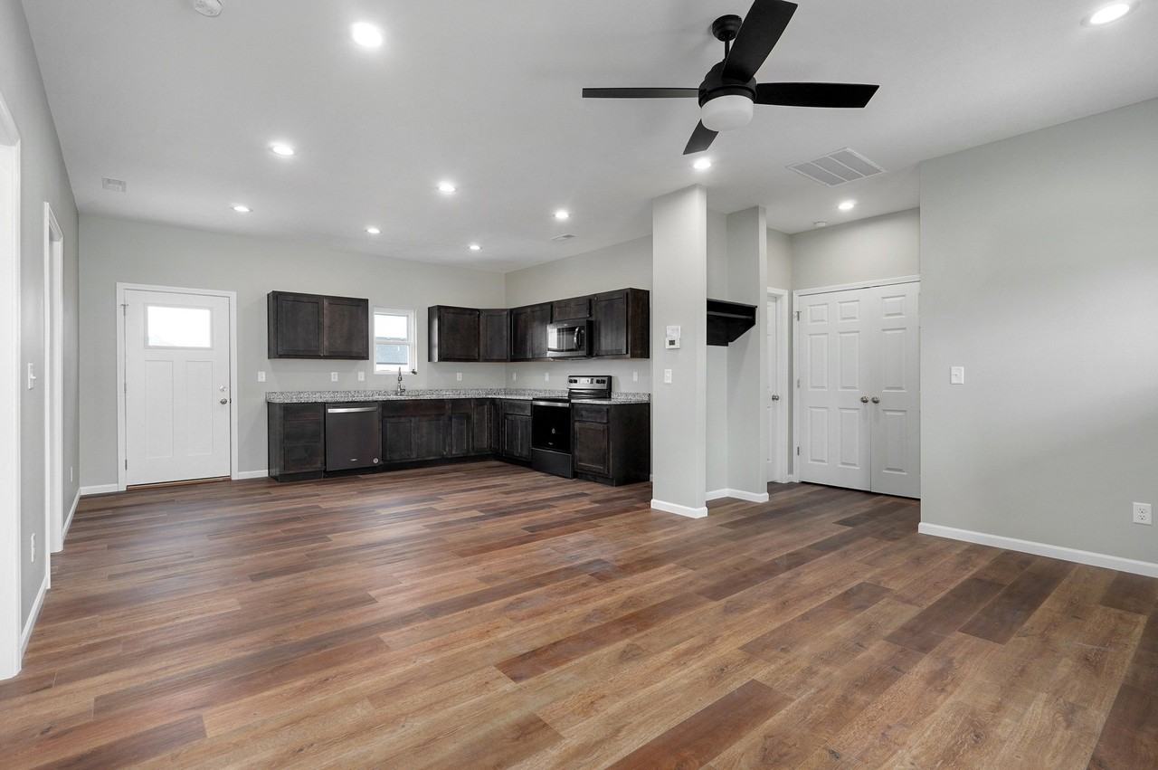 119 W Bluegrass St #1 - Photo 3 of 24