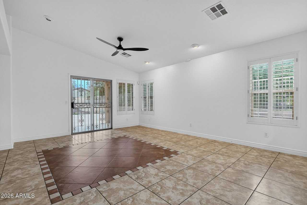 8319 W Whyman Ave - Photo 2 of 34