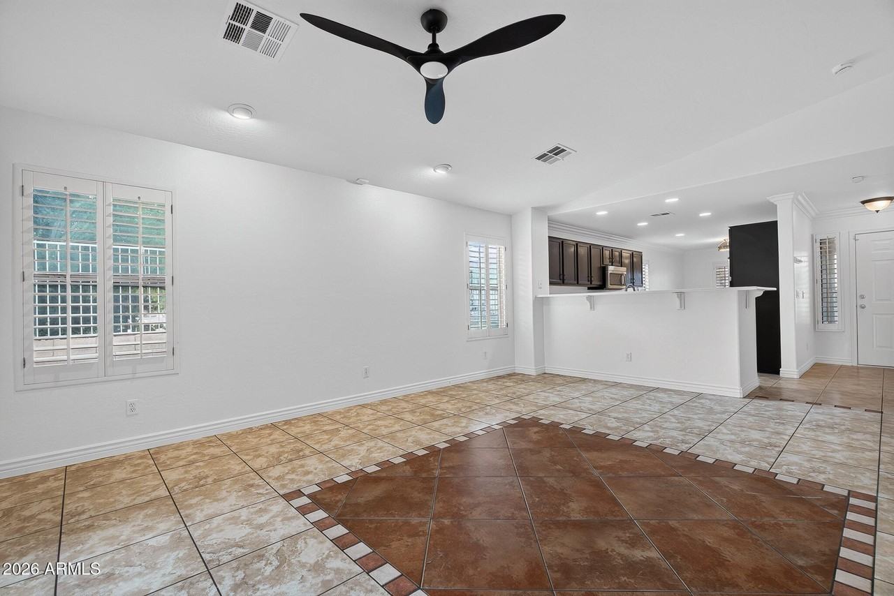 8319 W Whyman Ave - Photo 4 of 34