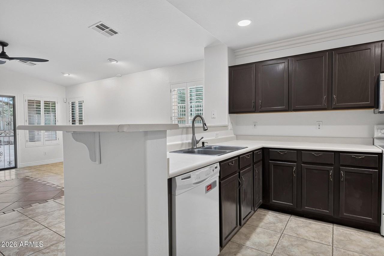 8319 W Whyman Ave - Photo 7 of 34