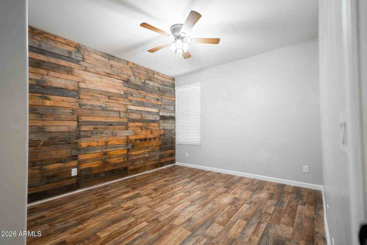 18433 W Sunnyslope Ln - Photo 2 of 27
