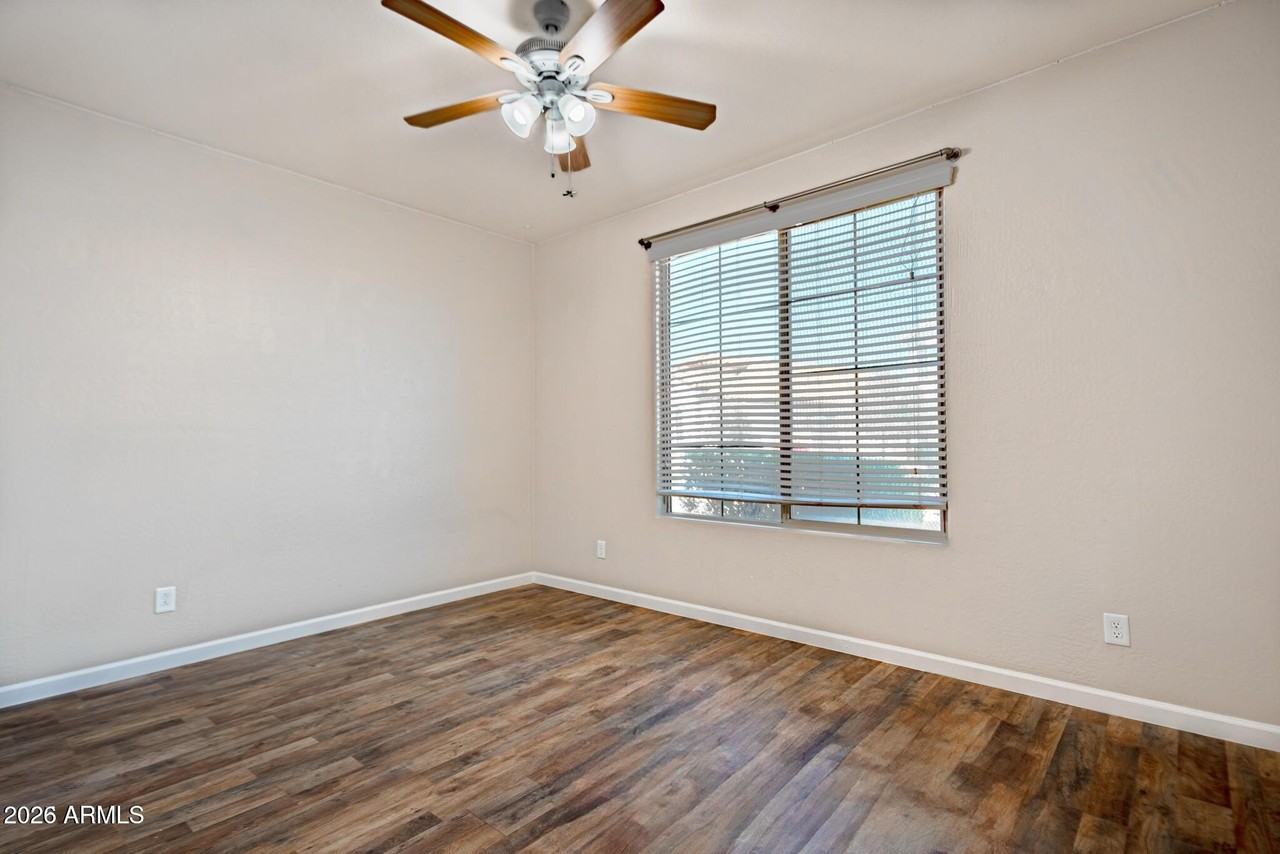 18433 W Sunnyslope Ln - Photo 4 of 27