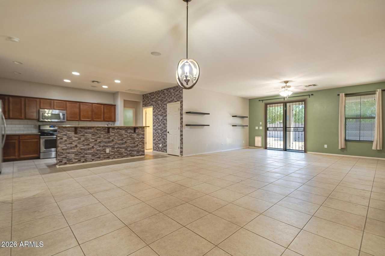 18433 W Sunnyslope Ln - Photo 6 of 27