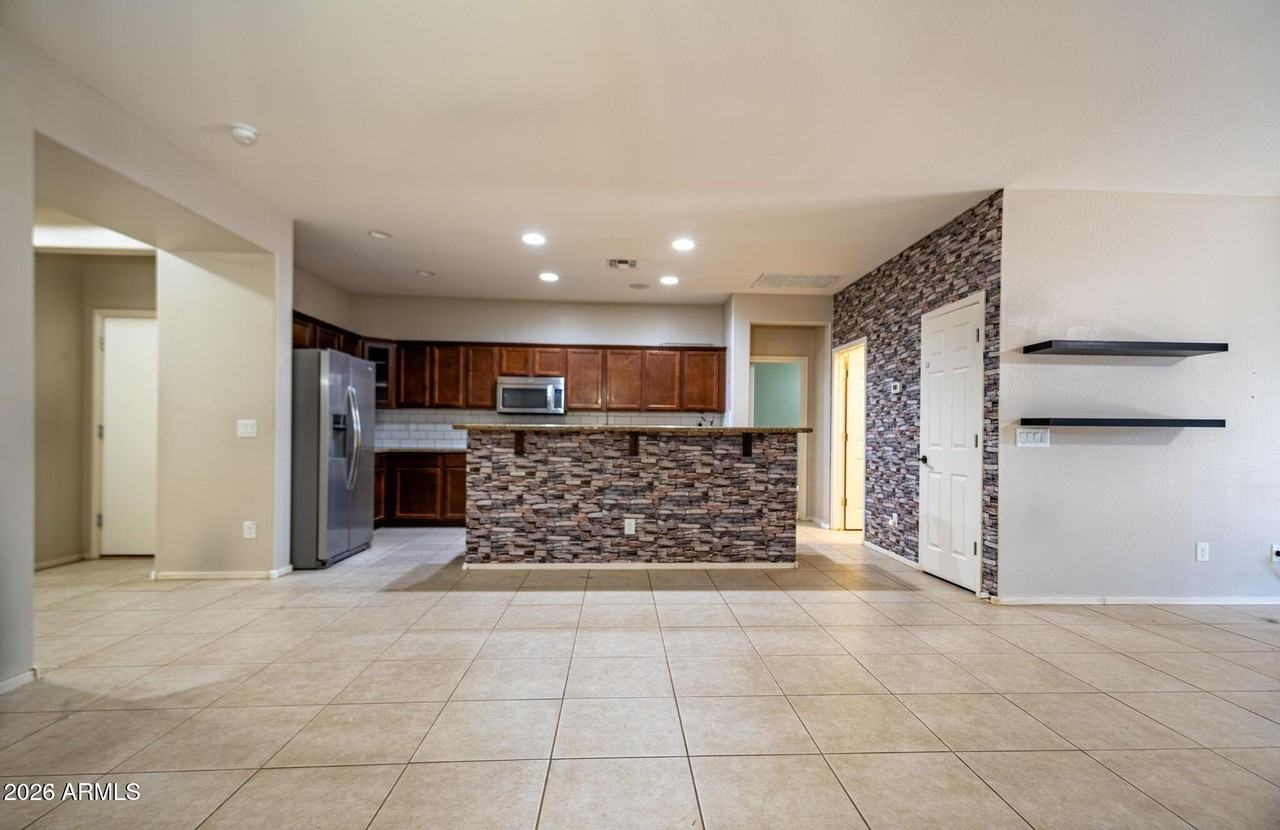 18433 W Sunnyslope Ln - Photo 7 of 27