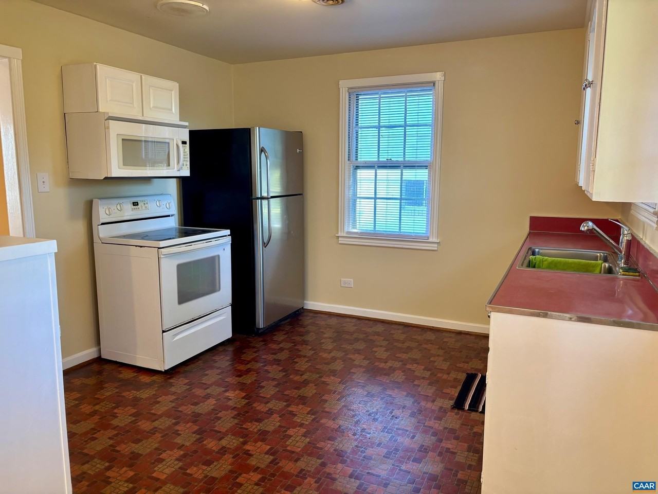 912A Elliott Ave - Photo 5 of 16