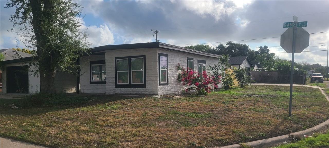 4126 Ramsey St - Photo 3 of 4