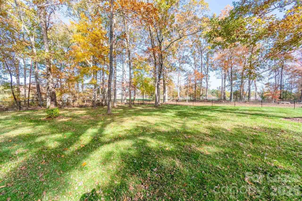 7589 Monbo Rd - Photo 3 of 37