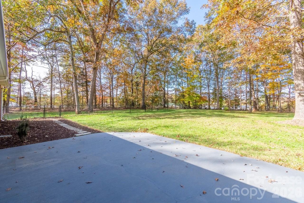 7589 Monbo Rd - Photo 5 of 37