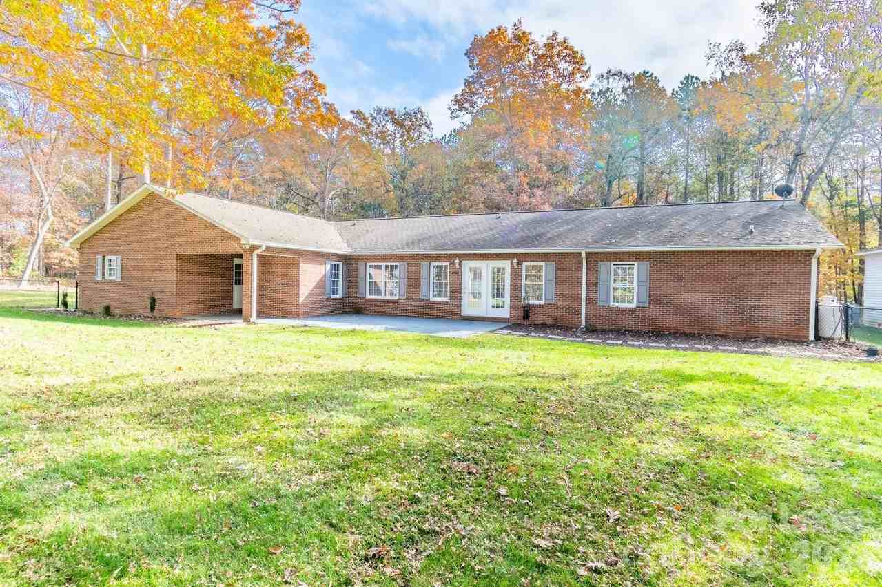 7589 Monbo Rd - Photo 6 of 37
