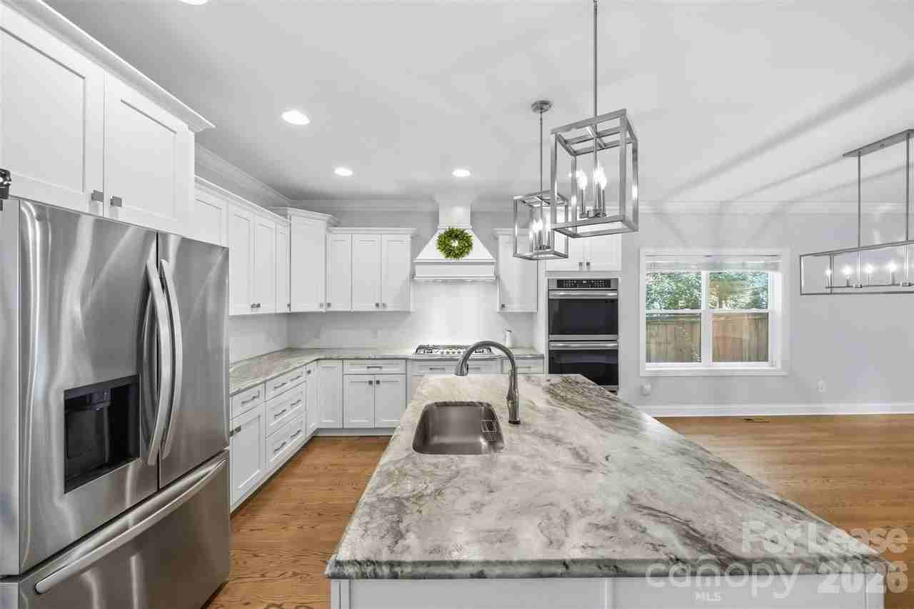 1617 Hawthorne Ln - Photo 7 of 40