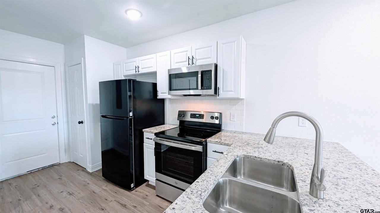 Chestnut Dr - Photo 4 of 11