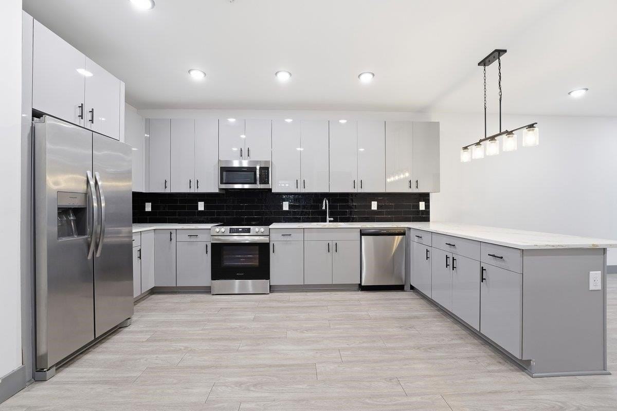 531 32nd St #301 - Photo 2 of 15