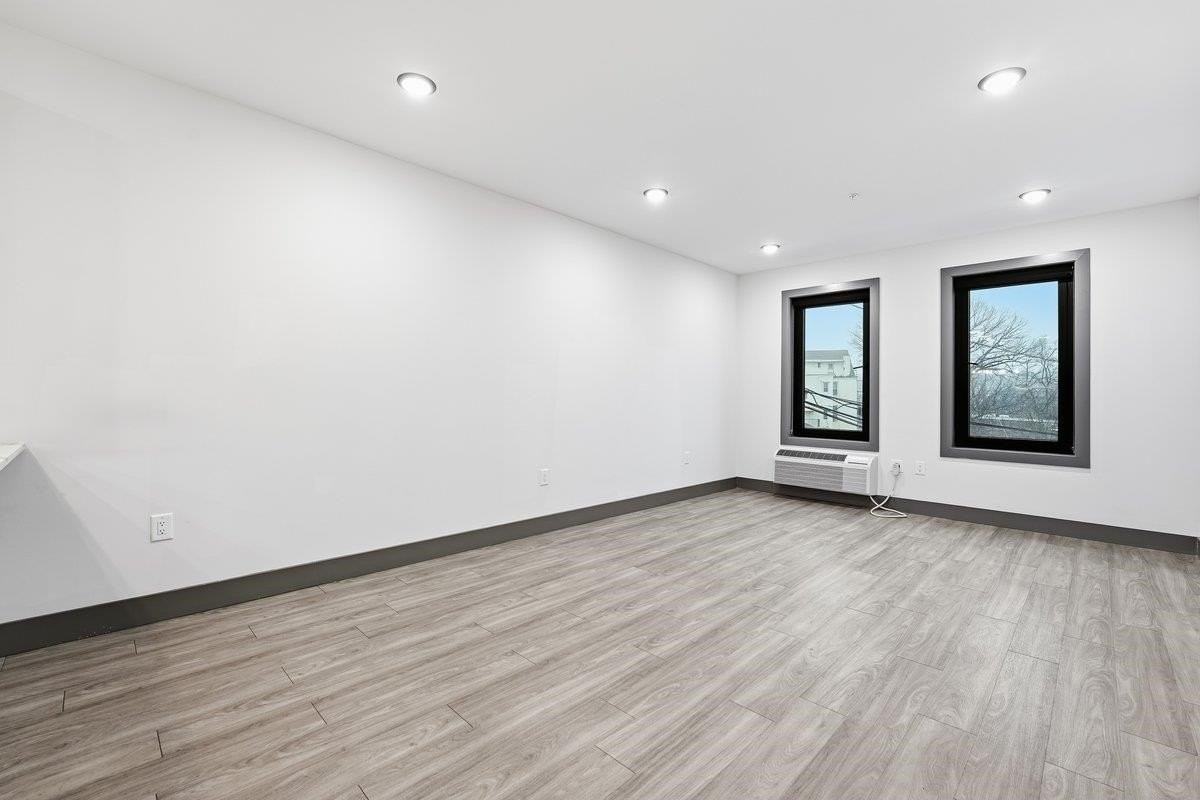 531 32nd St #301 - Photo 6 of 15