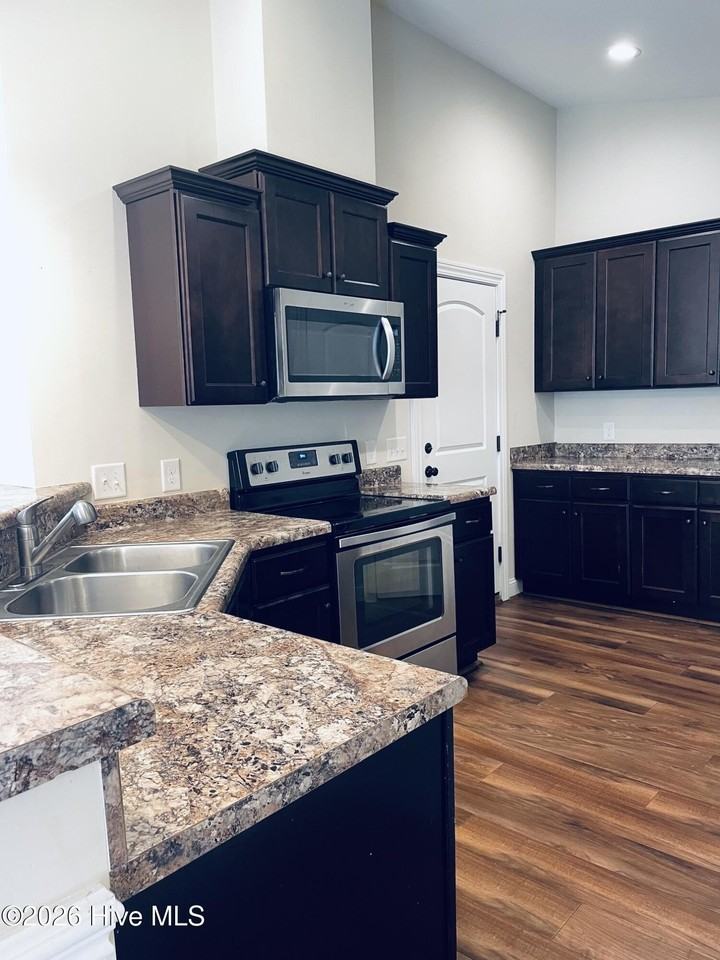 2232 Sweet Bay Dr #B - Photo 4 of 16