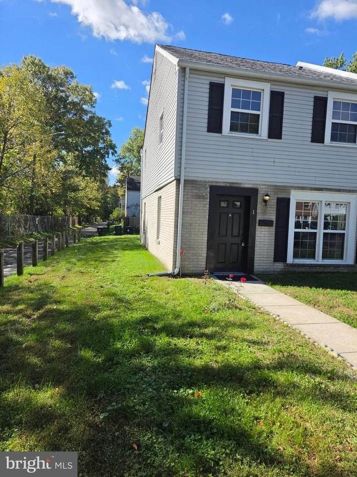 1 Nathan Hale Ct - Photo 2 of 13