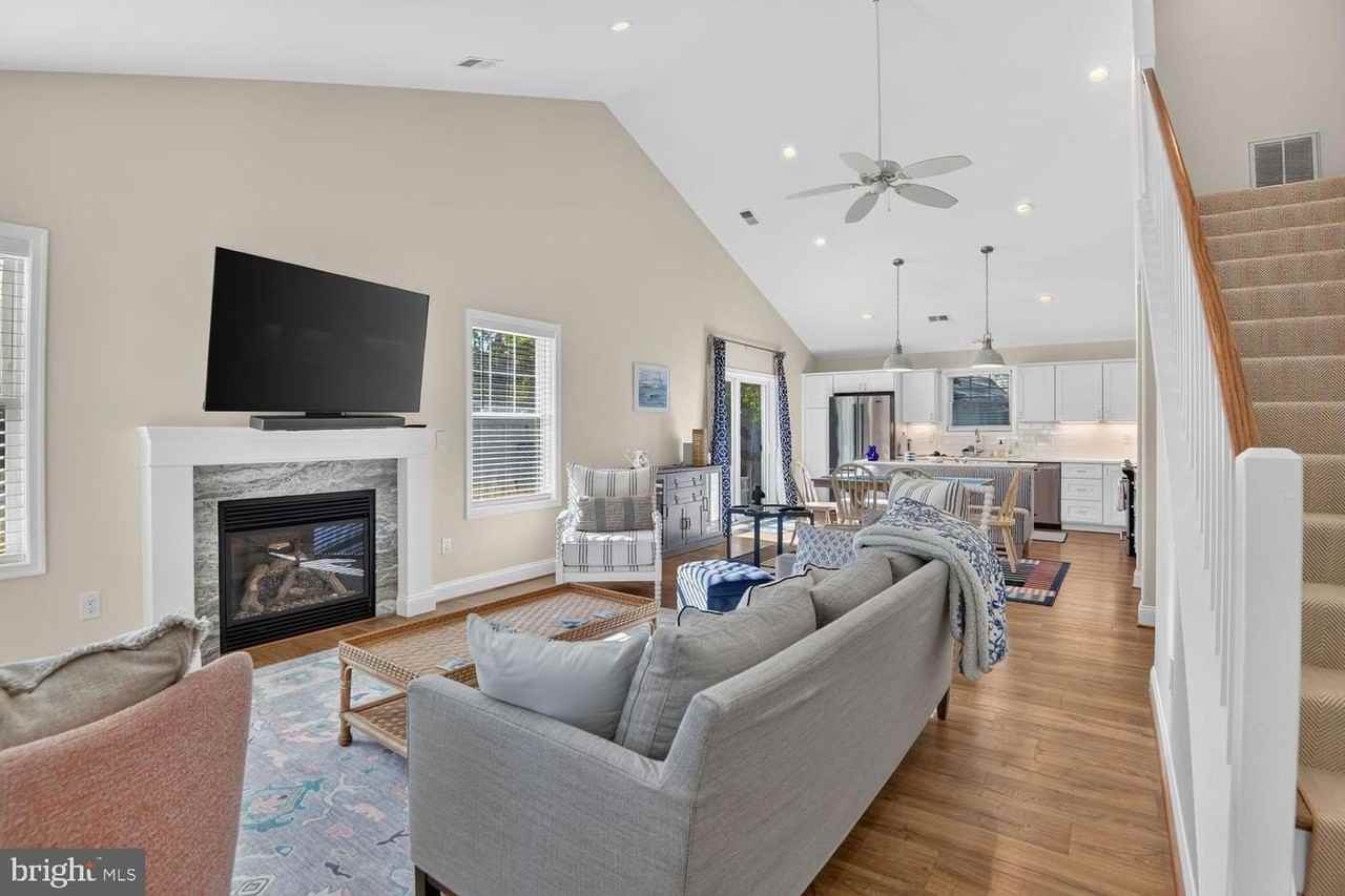 4922 Hine Dr - Photo 4 of 38