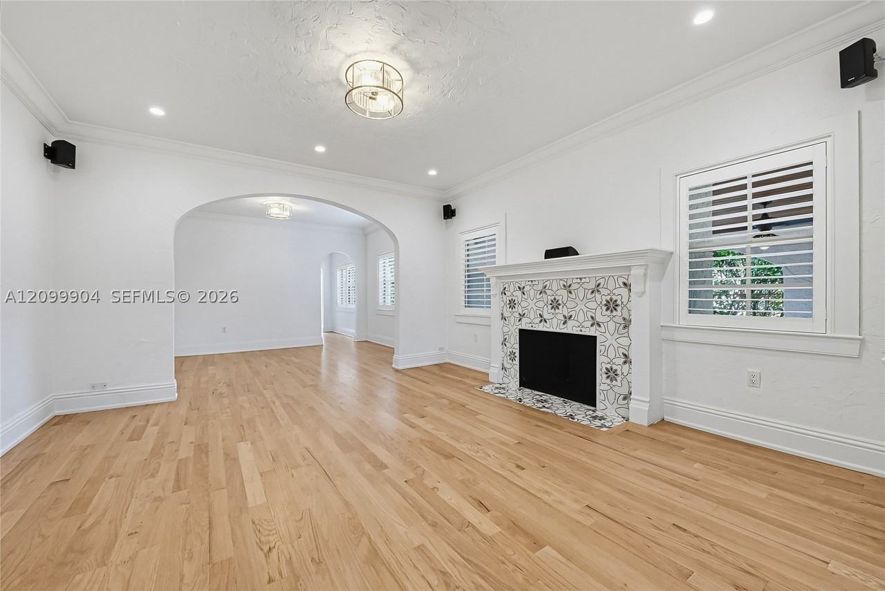 910 Santiago St - Photo 3 of 25