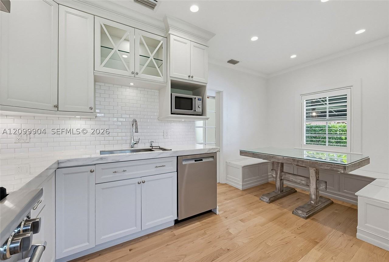 910 Santiago St - Photo 4 of 25