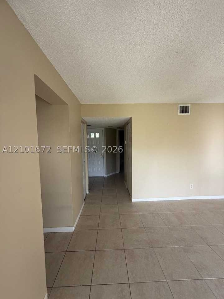 1033 Coral Club Dr #1033 - Photo 4 of 6