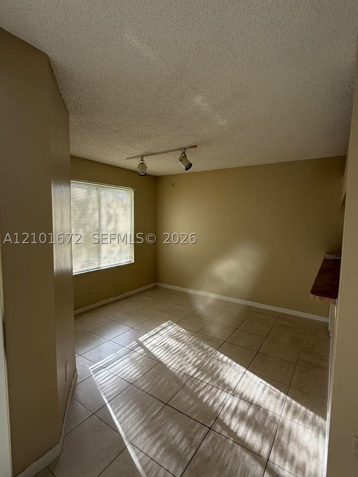 1033 Coral Club Dr #1033 - Photo 5 of 6
