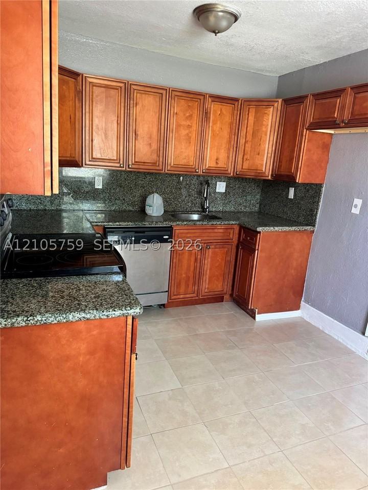 824 Nw 15th Ave #824 - Photo 2 of 17