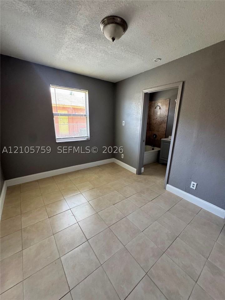 824 Nw 15th Ave #824 - Photo 4 of 17
