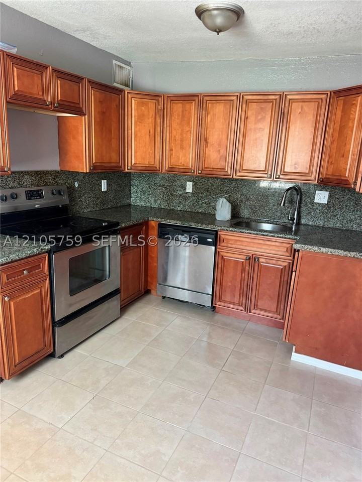 824 Nw 15th Ave #824 - Photo 7 of 17