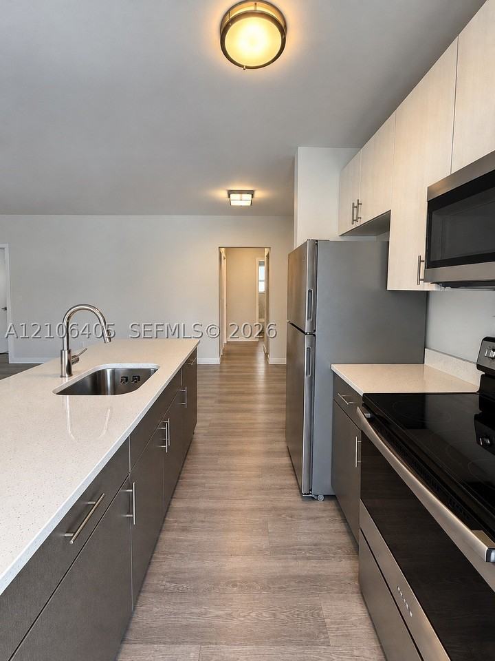 1525 Michigan Ave #12 - Photo 3 of 12