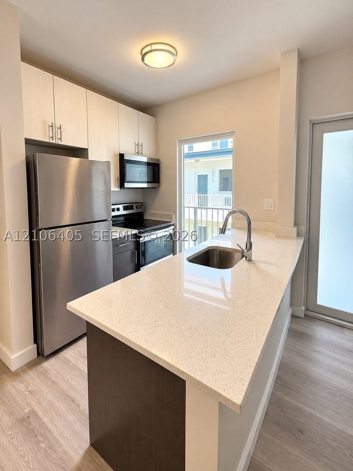 1525 Michigan Ave #12 - Photo 4 of 12