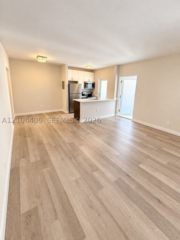 1525 Michigan Ave #12 - Photo 5 of 12