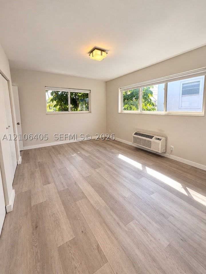 1525 Michigan Ave #12 - Photo 6 of 12