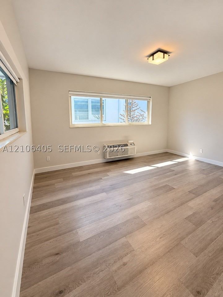 1525 Michigan Ave #12 - Photo 7 of 12