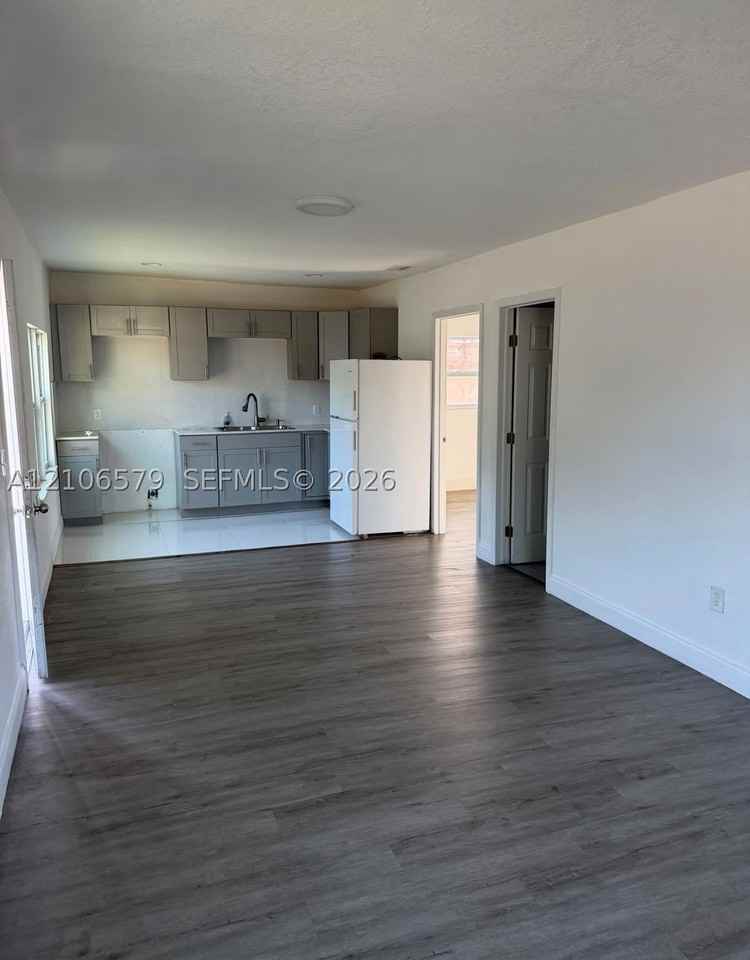 421 Nw 77th St - Photo 3 of 11