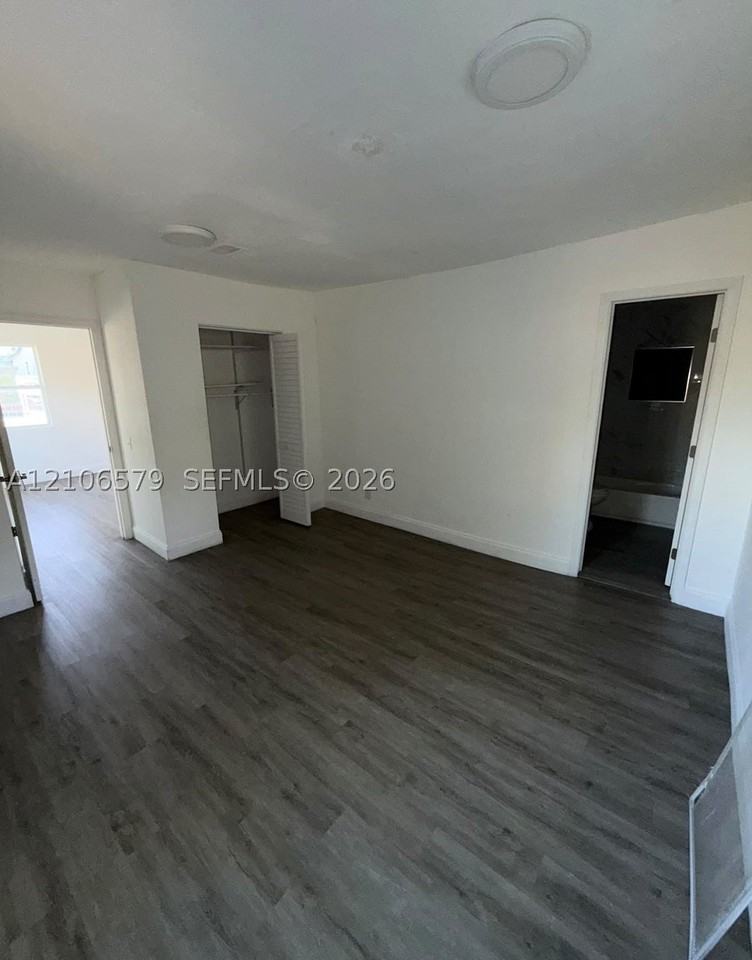 421 Nw 77th St - Photo 5 of 11