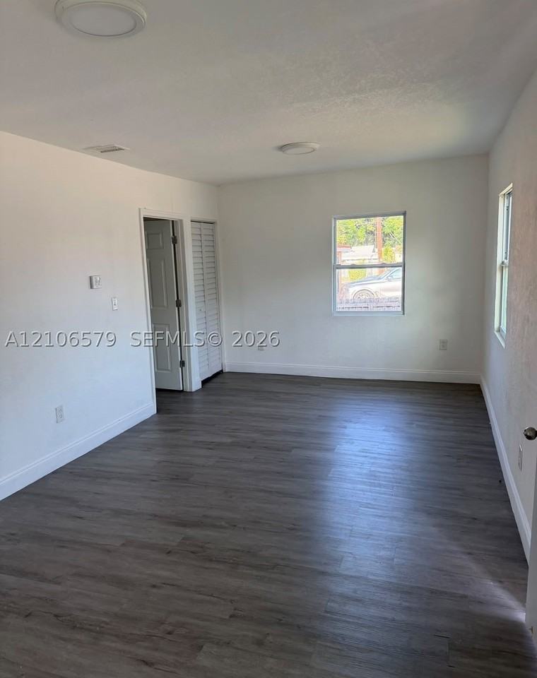 421 Nw 77th St - Photo 6 of 11