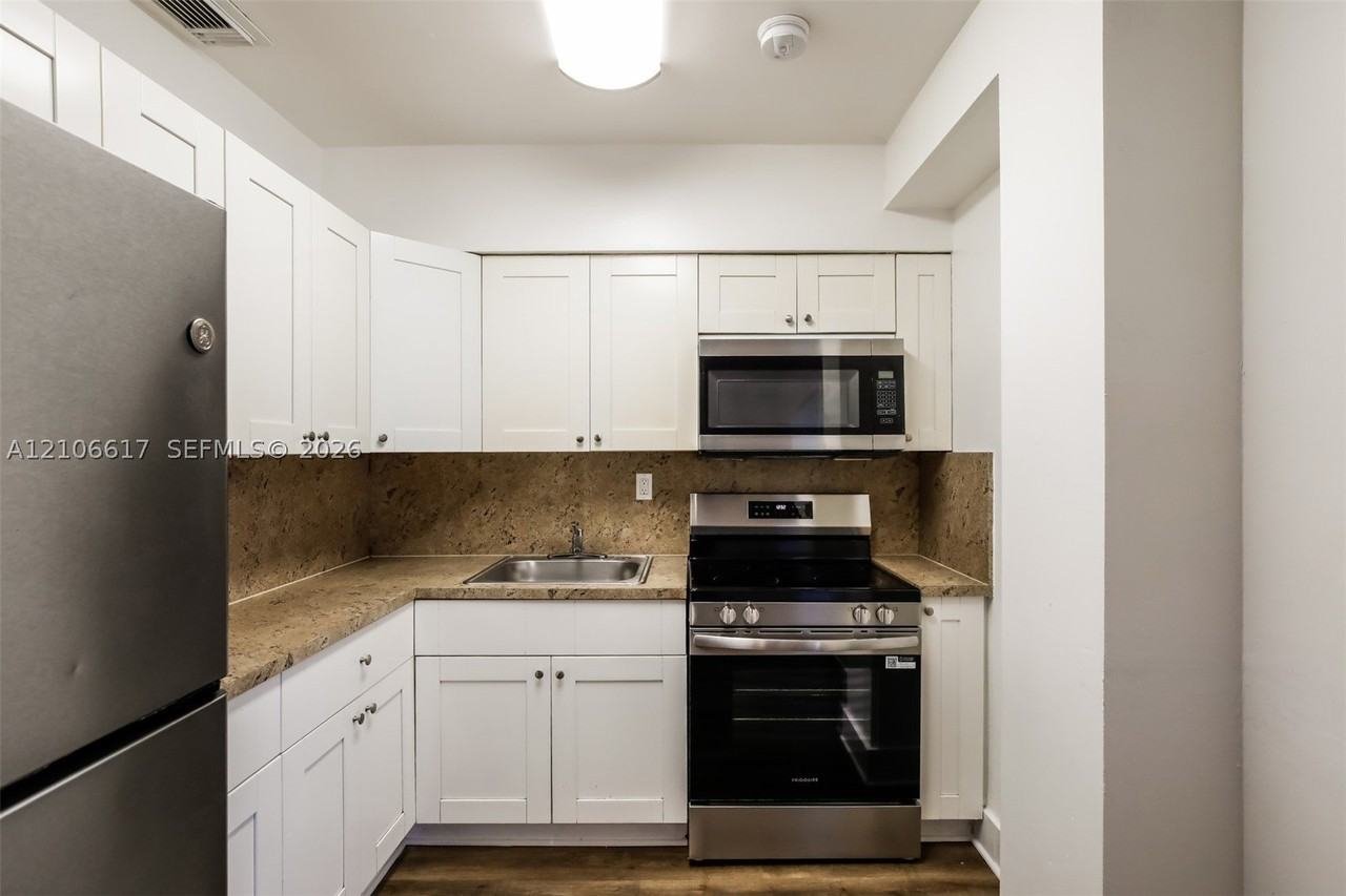 10020 Sw 37th St - Photo 4 of 18