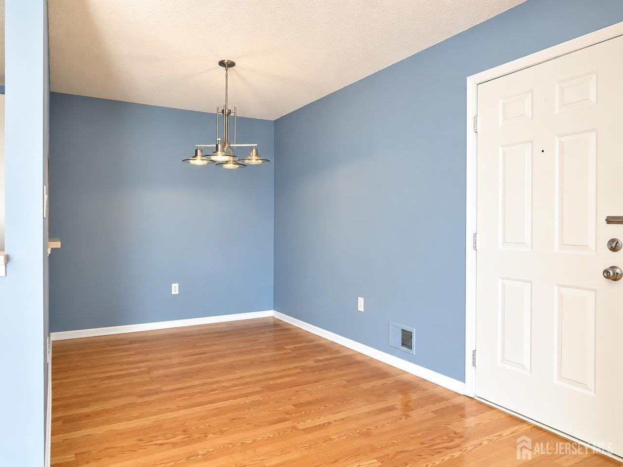 323 Wimbeldon Ct - Photo 3 of 27