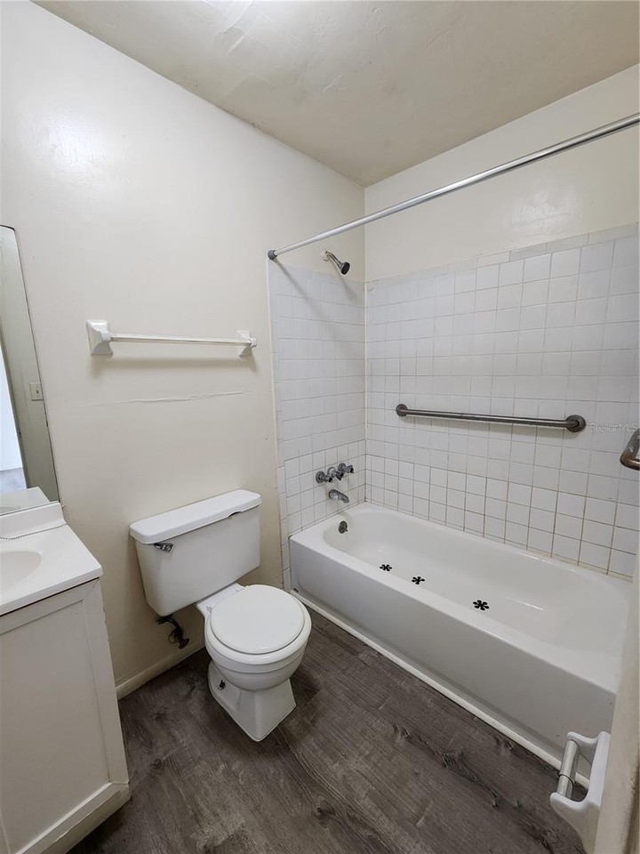 7012 Sw 6th Pl #E - Photo 2 of 6