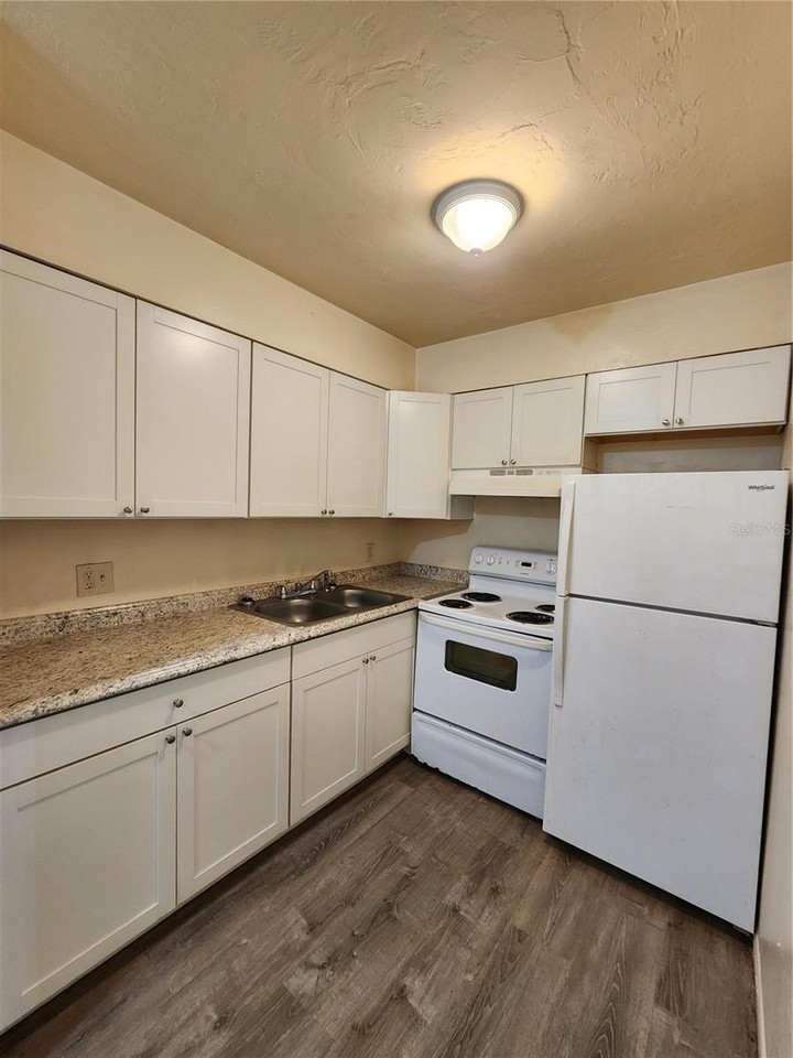 7012 Sw 6th Pl #E - Photo 5 of 6